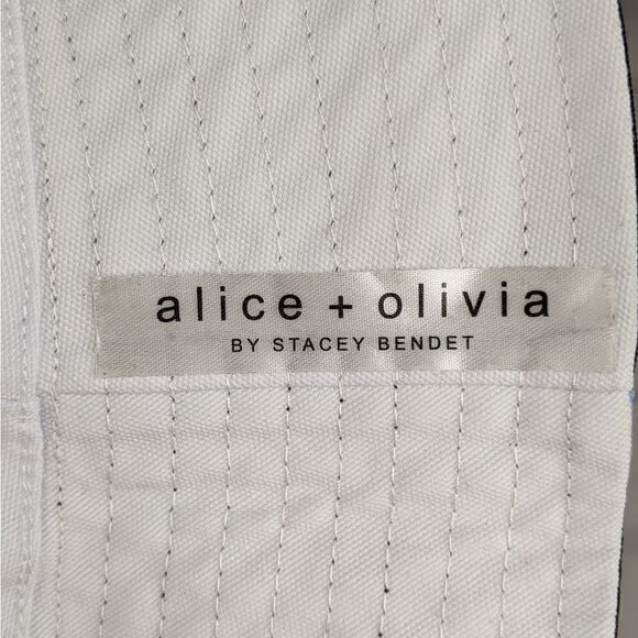 Alice + Olivia\'s Ao X Fabfitfun Reversible Bucket Hat In Daisy Print main image 12